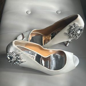 Badgley Mischka shoes 8.5 white with silver beading
